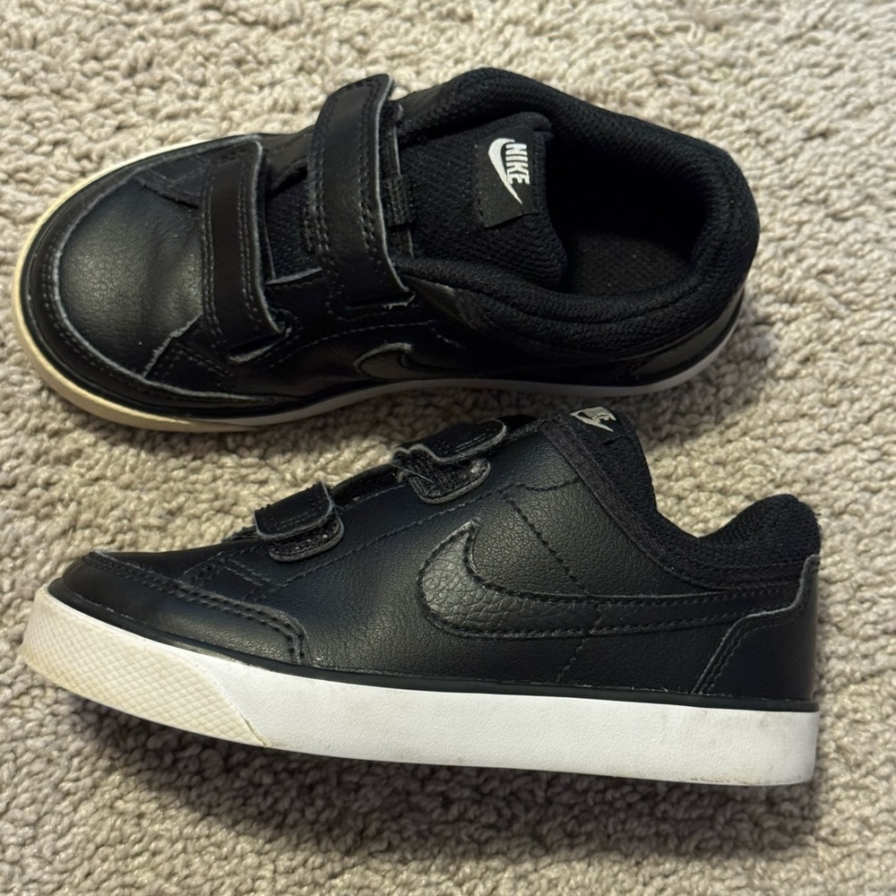 Kids Nike sz 9